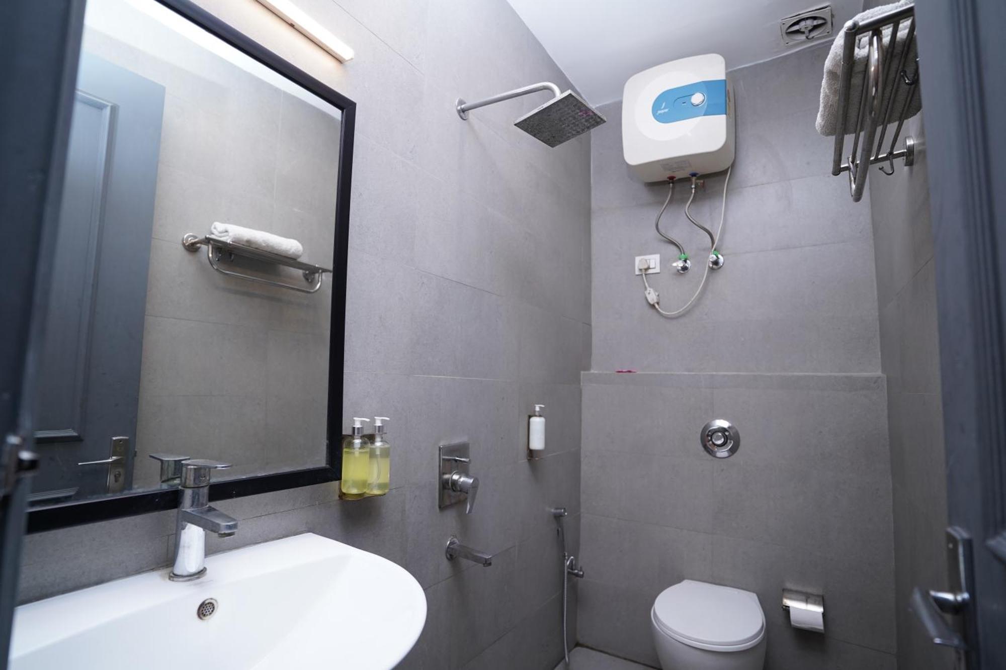 Hotel Mira Residency- Outer Ring Road, Paschim Vihar Delhi  Exterior photo